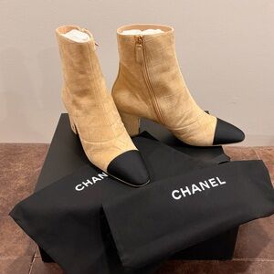 CHANEL Interlocking CC Logo Boots - Size 39